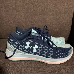 Women’s under armor size 6Y or 8W training sneakers